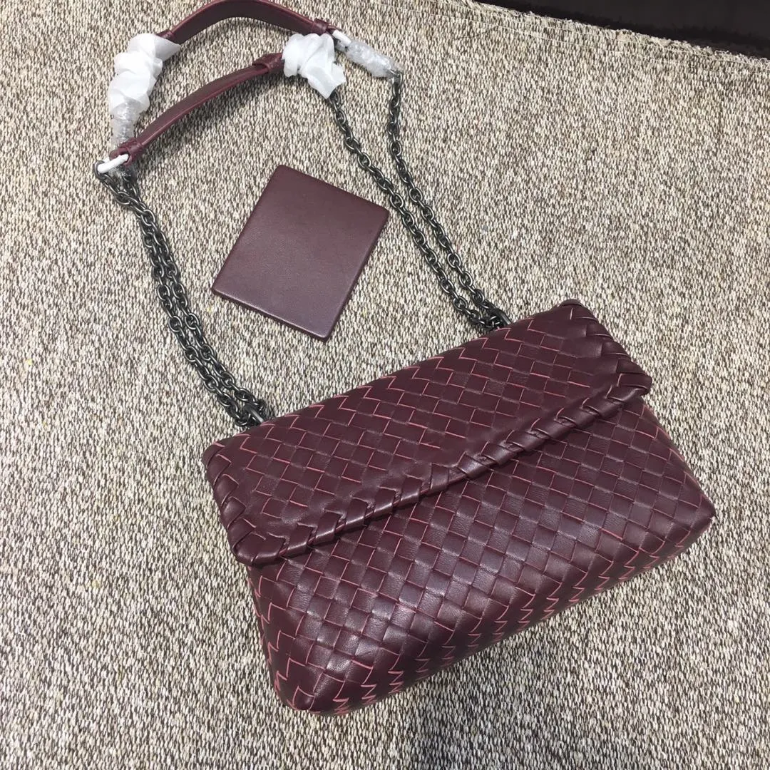 Original quality👉🏻Size 1099 Small🔥🔥Mini version of the classic Olimpia handbag, all made of Intrecciato soft sheepskin. The long Brunito polished chain adjustable strap can be doubled in length and can be used as a shoulder bag, which is both elegant and practical. The interior is lined with pigskin, and the space is separated by zippers for easy storage and organization. Built-in vanity mirror. size: 22*8*15 dark red